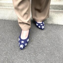 「靴は『annecoquine』。私の足の形にすごく合うので好きなブランド。大ぶりな星がデザインされていて、シックな服装のときは足元に遊び心をきかせています。『annecoquine』はボア付きのスニーカーを買ったのが最初で、歩き疲れず、ヒールのあるブーツも疲れなかったので、いろいろ買い揃えています」