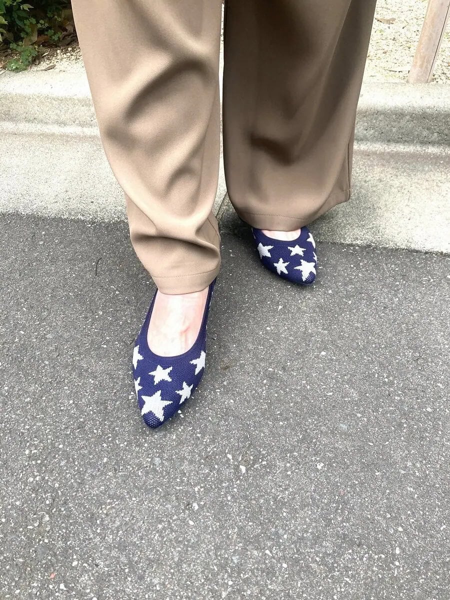 「靴は『annecoquine』。私の足の形にすごく合うので好きなブランド。大ぶりな星がデザインされていて、シックな服装のときは足元に遊び心をきかせています。『annecoquine』はボア付きのスニーカーを買ったのが最初で、歩き疲れず、ヒールのあるブーツも疲れなかったので、いろいろ買い揃えています」