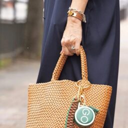 小物はキャメルカラーで統一。「ヒロフ」のバッグに「ミュウミュウ」のチャームをつけてグリーンを効かせ、差し色にしています。