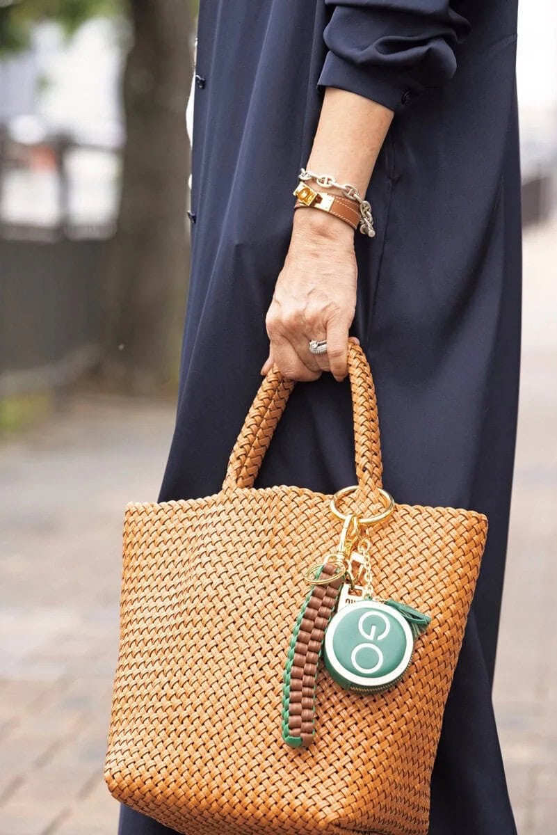 小物はキャメルカラーで統一。「ヒロフ」のバッグに「ミュウミュウ」のチャームをつけてグリーンを効かせ、差し色にしています。