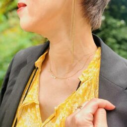 「イエベなのでゴールドのアクセサリーを選びます。名前入りのネックレスはネットでオーダーしたもの。銀座のセレクトショップで購入したスキンジュエリーは重ね付けするとフェミニンさが増すので気に入っています。ピアスは『HERE　DITAS　ジュエリー』のポップアップで購入。私はアシンメトリーのものやエッジをきかせたデザインが好きで、バランス的に長いものを選びがちなんですが、これは、すべて網羅しているのと、キャッチのデザインにひとめぼれ。シンプルにアクセサリーでコーディネートに特徴を出したりするのも好きなんです」