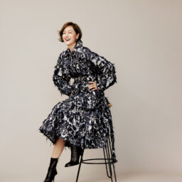 ジャケット¥429,000、スカート¥279,400／ともにアーデム（メゾン・ディセット）、ピアス¥297,000、リング¥677,600／ともに ジョージ ジェンセン（ジョージ ジェンセン ジャパン）、ショートブーツ¥191,400※参考ヒール高／セルジオ ロッシ（セルジオ ロッシ ジャパン カスタマーサービス）