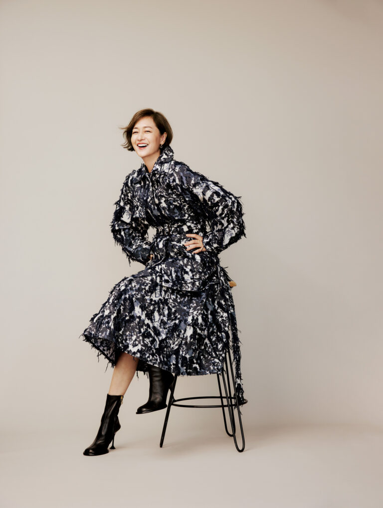 ジャケット¥429,000、スカート¥279,400/ともにアーデム(メゾン・ディセット)、ピアス¥297,000、リング¥677,600/ともに ジョージ ジェンセン(ジョージ ジェンセン ジャパン)、ショートブーツ¥191,400※参考ヒール高/セルジオ ロッシ(セルジオ ロッシ ジャパン カスタマーサービス)