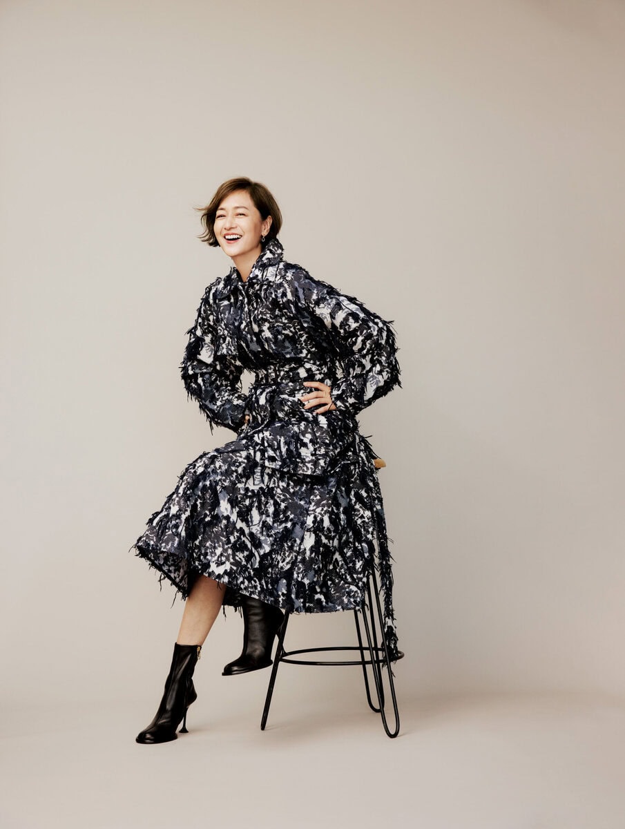 ジャケット¥429,000、スカート¥279,400/ともにアーデム(メゾン・ディセット)、ピアス¥297,000、リング¥677,600/ともに ジョージ ジェンセン(ジョージ ジェンセン ジャパン)、ショートブーツ¥191,400※参考ヒール高/セルジオ ロッシ(セルジオ ロッシ ジャパン カスタマーサービス)