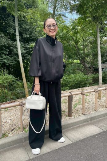 【60代お手本スナップ】「エルメス」のシルバーアクセ、「プラダ」のスニーカーetc.黒を素敵に着こなすコツは小物使い！おしゃれ上手さんのコーデが参考になる！