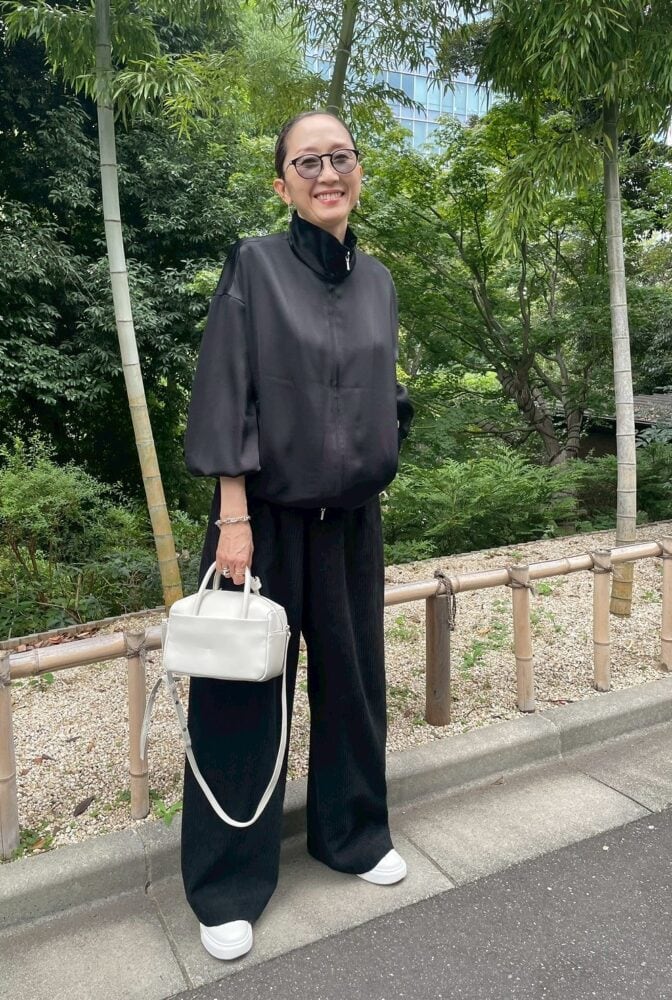 【60代お手本スナップ】「エルメス」のシルバーアクセ、「プラダ」のスニーカーetc.黒を素敵に着こなすコツは小物使い!おしゃれ上手さんのコーデが参考になる!