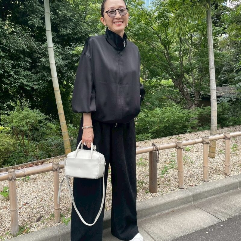 【60代お手本スナップ】「エルメス」のシルバーアクセ、「プラダ」のスニーカーetc.黒を素敵に着こなすコツは小物使い！おしゃれ上手さんのコーデが参考になる！