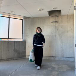 小西さん_コーデュロイカーブパンツ