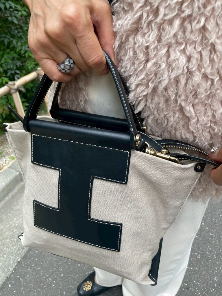 『lacucci 』のバッグ