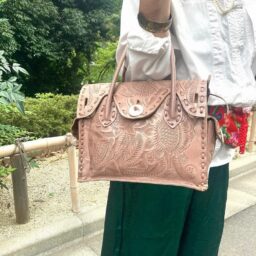 「白っぽいバッグが良いなと選んだのは『GRACE CONTINENTAL』のレザーの型押しのバッグ。真夏は籐のやメッシュ素材のものにするところですが、秋口だったのでこちらに。お気に入りすぎて、色違いやサイズ違いを買い足して4－5個持っています」