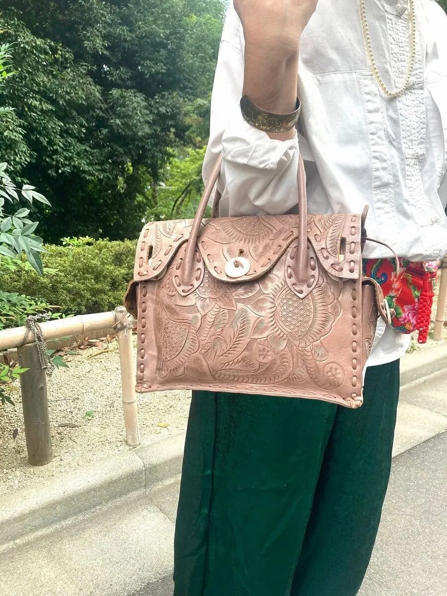 「白っぽいバッグが良いなと選んだのは『GRACE CONTINENTAL』のレザーの型押しのバッグ。真夏は籐のやメッシュ素材のものにするところですが、秋口だったのでこちらに。お気に入りすぎて、色違いやサイズ違いを買い足して4-5個持っています」