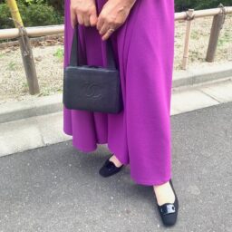 「『シャネル』のバッグと『プラダ』のシューズはブラックで揃えました。フォーマルにもカジュアルにも使い勝手がよく気に入っています」