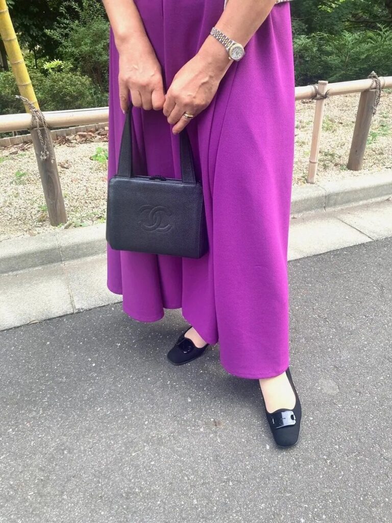 「『シャネル』のバッグと『プラダ』のシューズはブラックで揃えました。フォーマルにもカジュアルにも使い勝手がよく気に入っています」