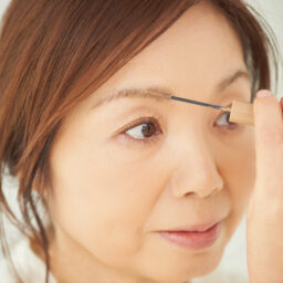 最初に眉マスカラでふんわり土台を作る