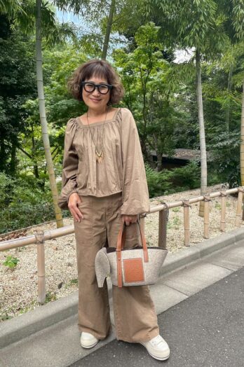 【60代お手本スナップ＜東京＞】大人のワントーンコーデは小物使いで差がつく！「JINS」の黒ぶちメガネを装いのアクセントに