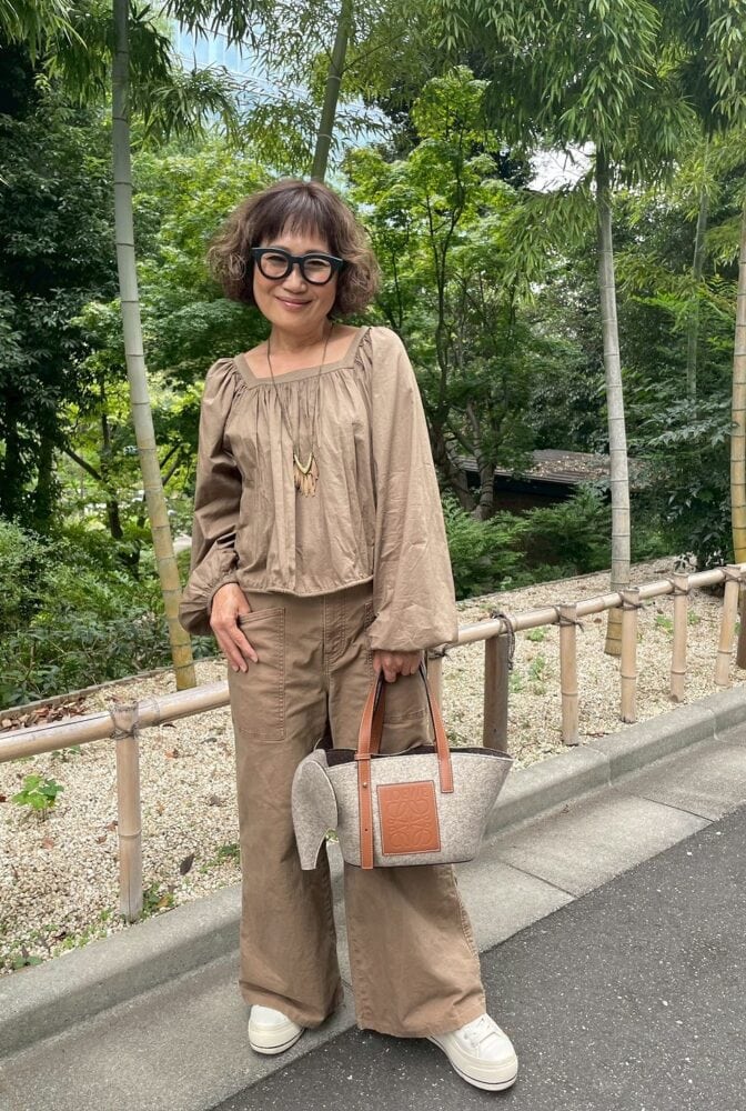 【60代お手本スナップ<東京>】大人のワントーンコーデは小物使いで差がつく!「JINS」の黒ぶちメガネを装いのアクセントに