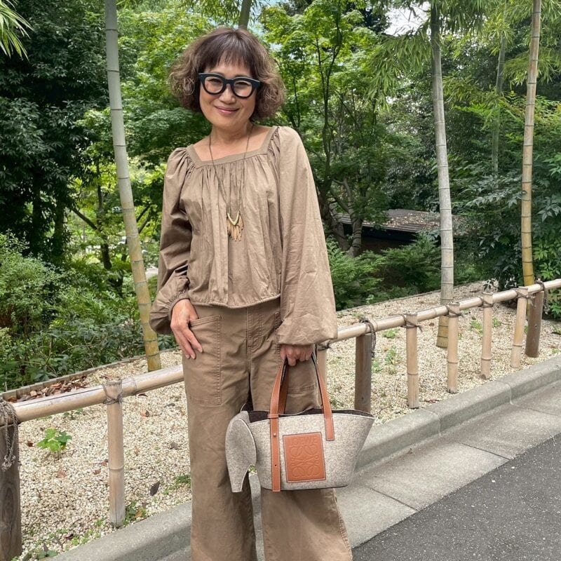 【60代お手本スナップ＜東京＞】大人のワントーンコーデは小物使いで差がつく！「JINS」の黒ぶちメガネを装いのアクセントに