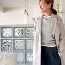 TOMOKO SHINOBEさんの年末お出かけコーデ「ライトグレー×ダークグレー＋グレージュ」