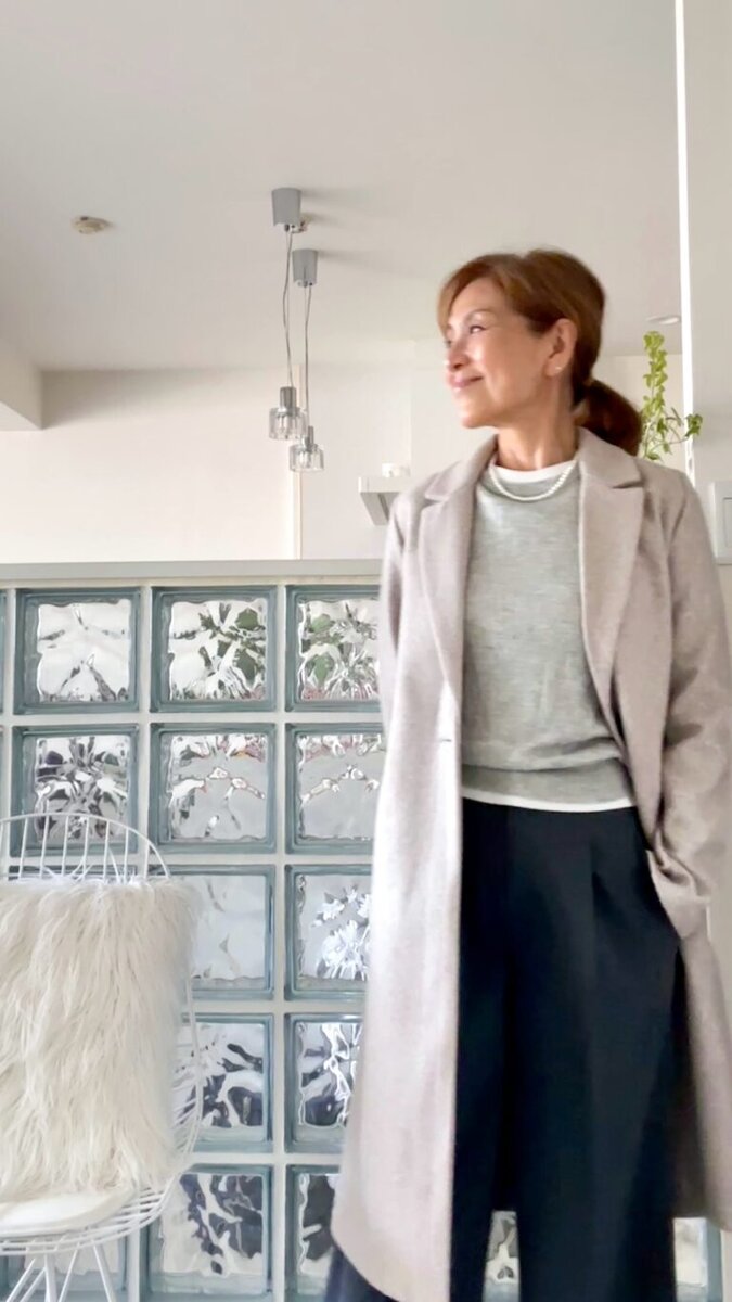 TOMOKO SHINOBEさんの年末お出かけコーデ「ライトグレー×ダークグレー＋グレージュ」