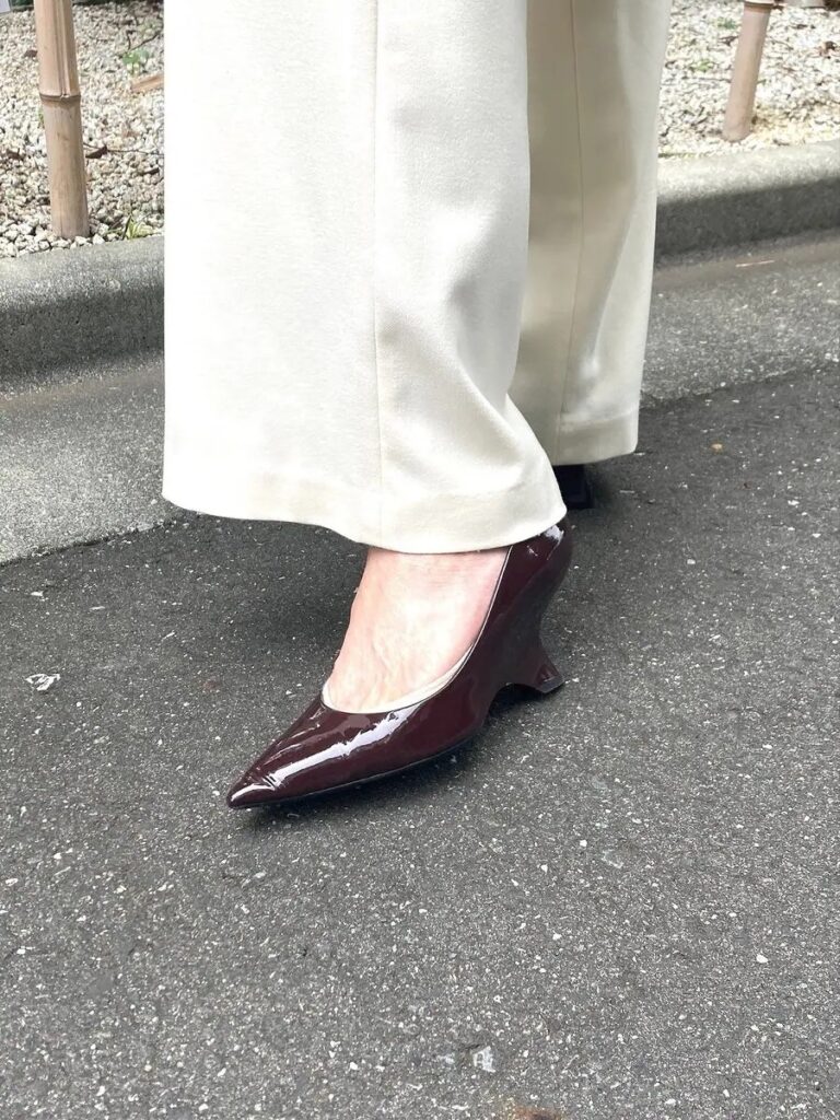 「靴は『テラスインポートシューズ』で昨年購入。ヒールの形が変わってるところにひかれたのと、エナメルの茶色ってなかなかないのでこれはと思い購入。ヒールが高いのに歩きやすく、気に入っています」