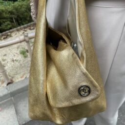 「この『CHANEL』のバッグは、ずいぶん昔のものですが、長く愛用中。当時の担当さんが勧めてくれたものです。珍しいので買ってよかったなと。デニムにも合うし、ドレスアップしたロングドレスでも使える。風呂敷っぽい感じで肩掛けもできるし、とにかく持ちやすくてたくさん入るので活躍の場が多いです」