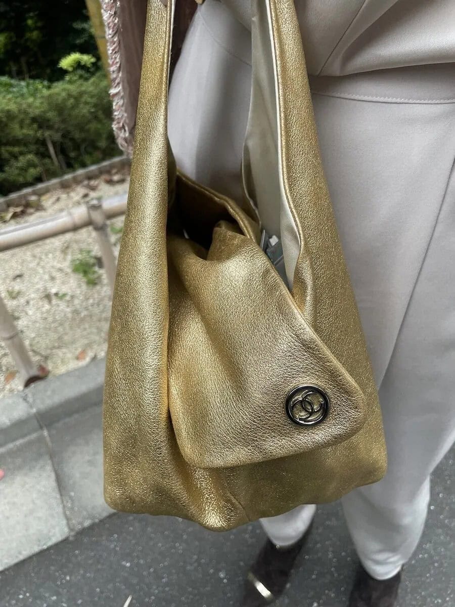 「この『CHANEL』のバッグは、ずいぶん昔のものですが、長く愛用中。当時の担当さんが勧めてくれたものです。珍しいので買ってよかったなと。デニムにも合うし、ドレスアップしたロングドレスでも使える。風呂敷っぽい感じで肩掛けもできるし、とにかく持ちやすくてたくさん入るので活躍の場が多いです」