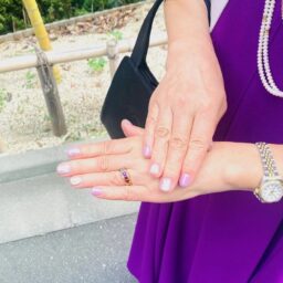 「リングも『エイチスターン』のマルチカラーのもので揃えました。ネイルは角度が変わると表情が変わるマグネットネイルにラインストーンを入れて、トレンドを取り入れてみました」