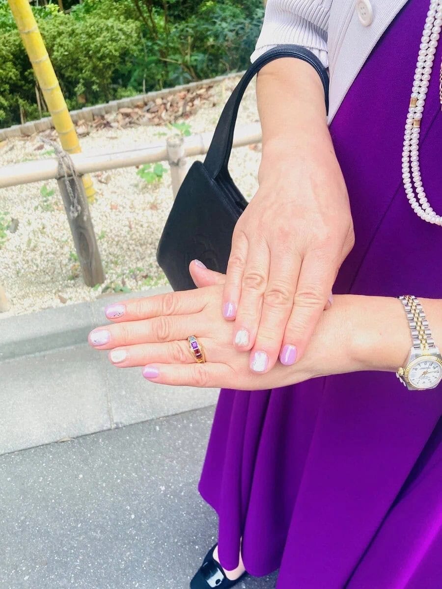 「リングも『エイチスターン』のマルチカラーのもので揃えました。ネイルは角度が変わると表情が変わるマグネットネイルにラインストーンを入れて、トレンドを取り入れてみました」