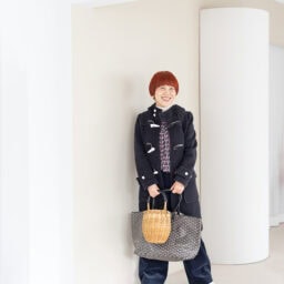 コート、スニーカー／ともにハイク、タートルニット／ザラ、ベスト／トゥモローランド ビー、サロペット／ギャルリー・ヴィー、トートバッグ／ゴヤール、かごバッグ／dottodot、ピアス／ノーブランド（すべて私物）