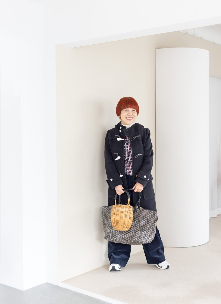 コート、スニーカー／ともにハイク、タートルニット／ザラ、ベスト／トゥモローランド ビー、サロペット／ギャルリー・ヴィー、トートバッグ／ゴヤール、かごバッグ／dottodot、ピアス／ノーブランド（すべて私物）