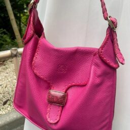 「コーデ全体を明るく引き上げてくれる『ロエベ』の鮮やかなピンクのバッグは、黒×白のコーデの差し色に」