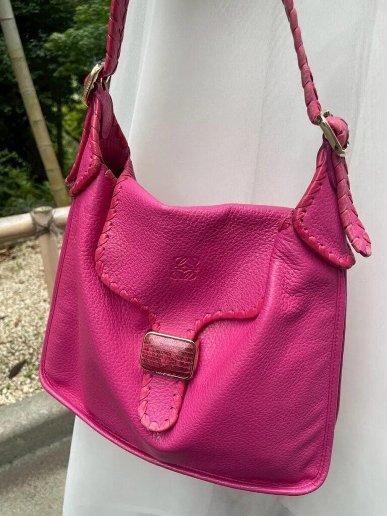 「コーデ全体を明るく引き上げてくれる『ロエベ』の鮮やかなピンクのバッグは、黒×白のコーデの差し色に」