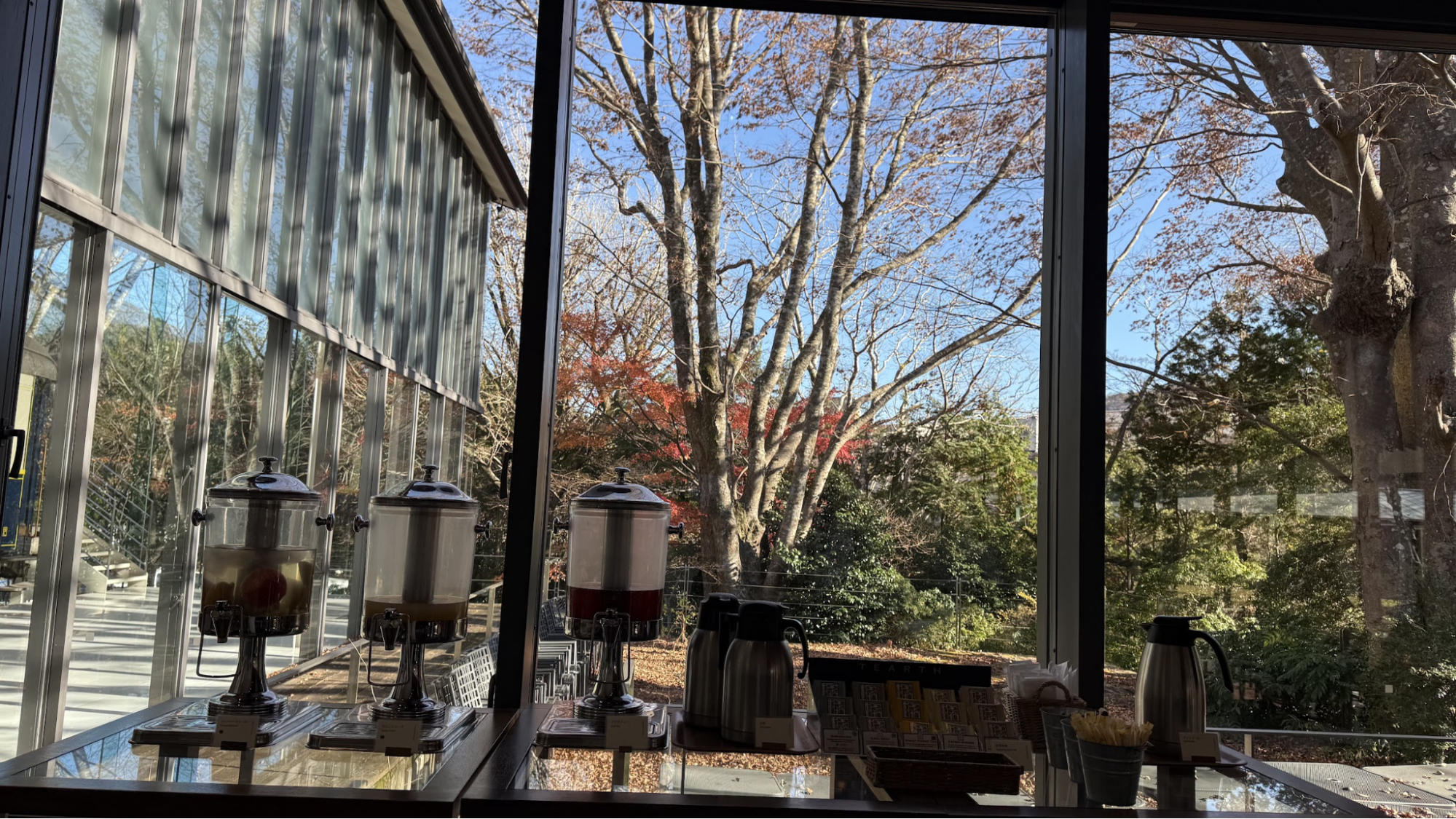 セミビュッフェの様子：ドリンクコーナーの奥に広がる景色に癒されます