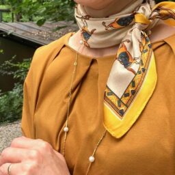 「パールのアクセサリーが好きで、このロングのパールネックレスはお出かけの際出番が多いお気に入りです。実は、母のおさがりのネックレスと手持ちの18Kのネックレスに、チェーンを足してもらってデザインしてもらったリメイクアクセサリーなんです。デザイン違いのチェーンの組み合わせが、むしろいい感じになりました。リメイクして大事なものを長く身につけられるのはうれしいです」 