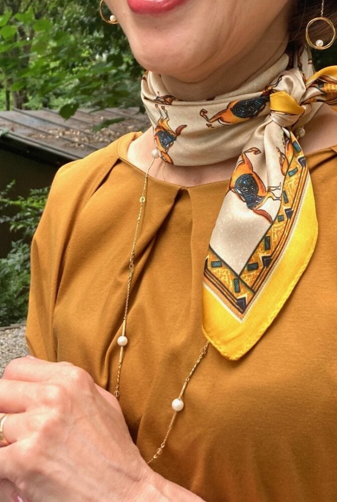 ワンポイントにスカーフを