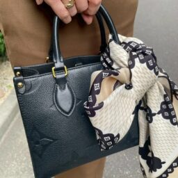 「『Louis Vuitton』の黒のバッグを持ったら全体的に地味だったのでバッグに白地のスカーフをプラスして華やかに」