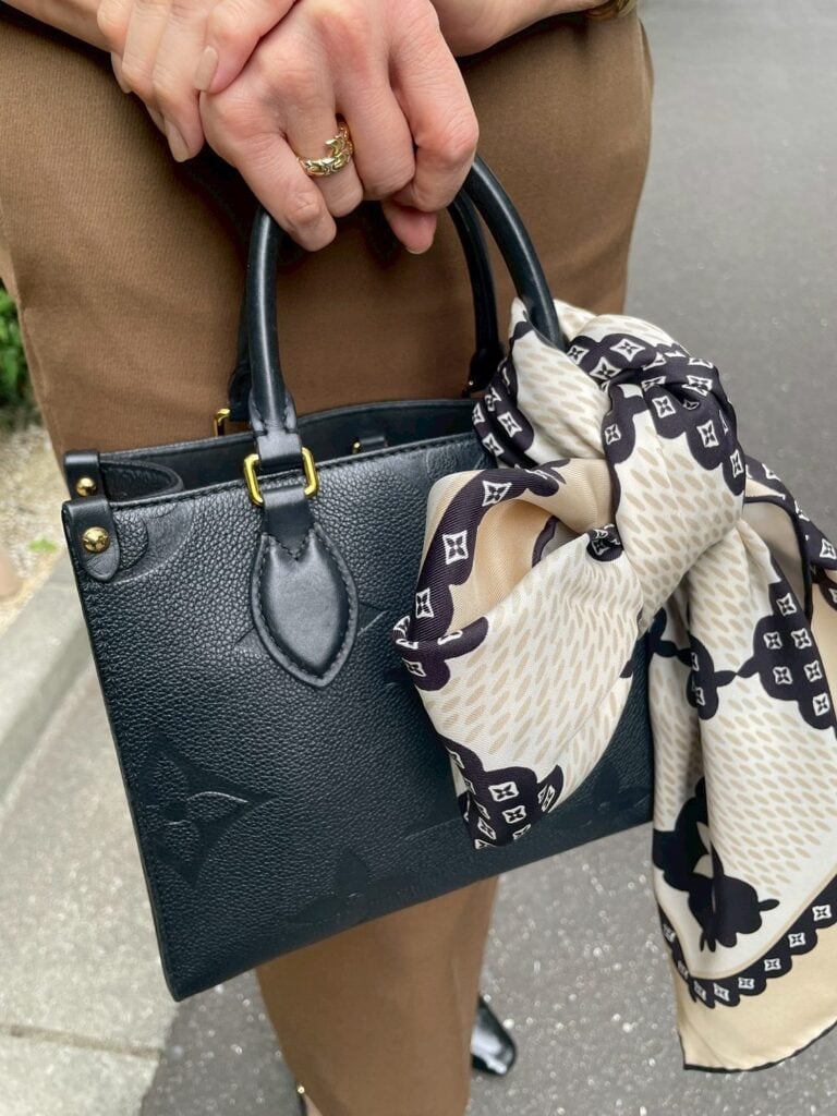 Louis Vuittonのバッグにスカーフを巻いて