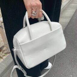 「今回は全身黒だと強い感じになりそうだったので…ハードになり過ぎない様に、『Bucket Baggage』の白のミニボストンバッグでアクセントをつけました」