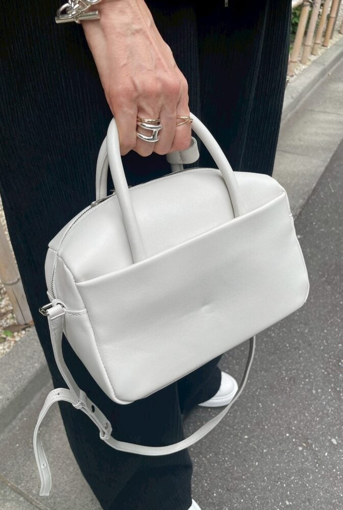 Bucket Baggage の白のミニボストンバッグ