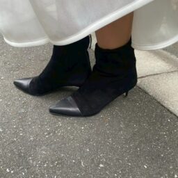 「秋口なので『オデット エ オディール 』のブーツで季節感を足しました。ベロアとレザーの異素材の組み合わせがお気に入り。 歩きやすさと美しさのバランスがよく、長時間のお出かけでも心地よく過ごせます」