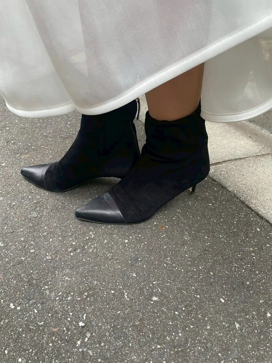 「秋口なので『オデット エ オディール 』のブーツで季節感を足しました。ベロアとレザーの異素材の組み合わせがお気に入り。 歩きやすさと美しさのバランスがよく、長時間のお出かけでも心地よく過ごせます」