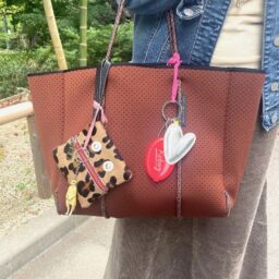 「いつも荷物が多めなのでトートバッグは大容量の『ステートオブエスケープ』。同じバッグを色違いで持っているくらいお気に入り。チャームをじゃらっとつけるのが流行ってますよね。大人ですが遊び心も出しつつ、いまっぽさも取り入れました」