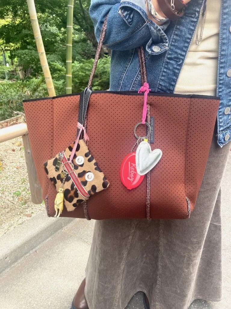 「いつも荷物が多めなのでトートバッグは大容量の『ステートオブエスケープ』。同じバッグを色違いで持っているくらいお気に入り。チャームをじゃらっとつけるのが流行ってますよね。大人ですが遊び心も出しつつ、いまっぽさも取り入れました」
