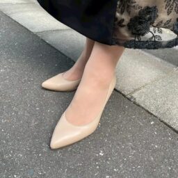 「靴は丈の長いワンピにあわせてヒール高めの『ダイアナ』のパンプス。カラーはシースルー部分のベージュに合わせました。『setaichiro』の服は3センチヒールを推奨されているんですけど、私は背が低いので高めのものを選んでます」