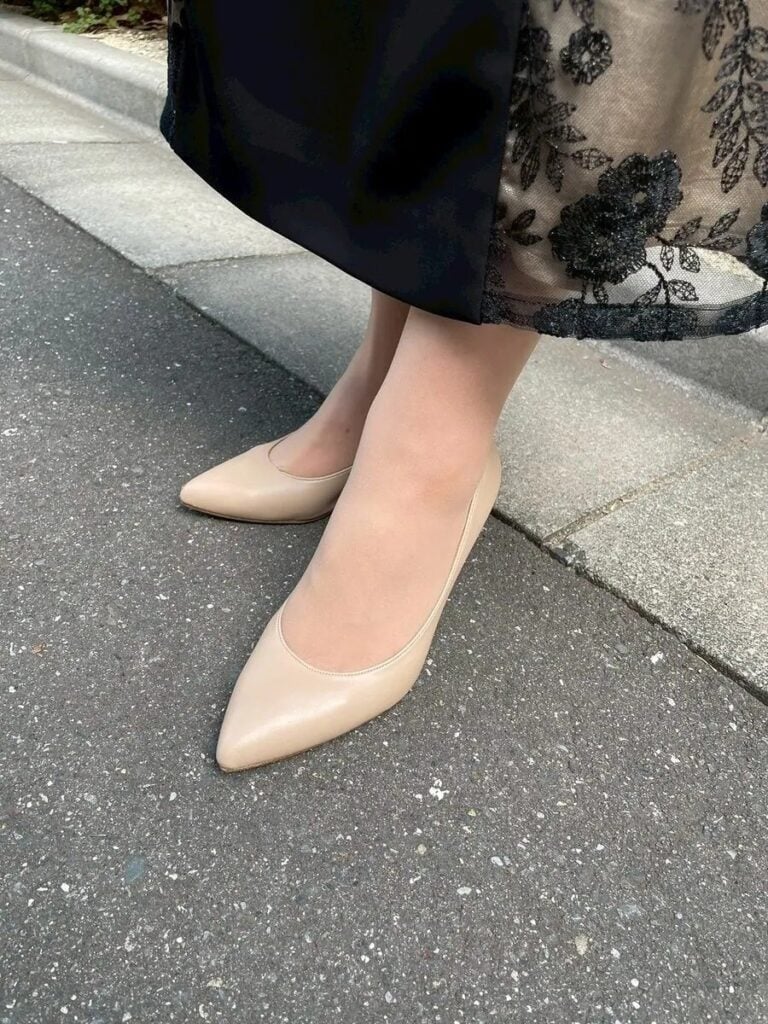 「靴は丈の長いワンピにあわせてヒール高めの『ダイアナ』のパンプス。カラーはシースルー部分のベージュに合わせました。『setaichiro』の服は3センチヒールを推奨されているんですけど、私は背が低いので高めのものを選んでます」