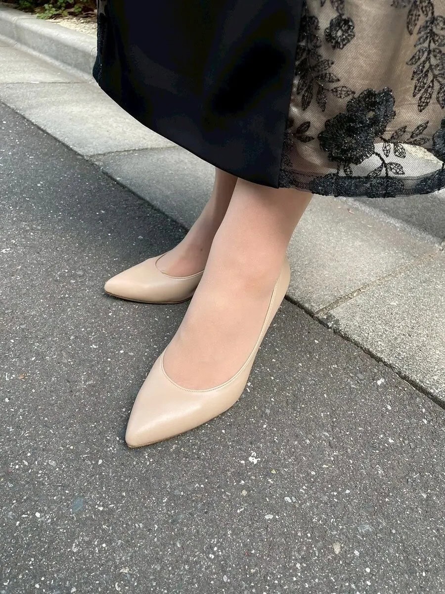 「靴は丈の長いワンピにあわせてヒール高めの『ダイアナ』のパンプス。カラーはシースルー部分のベージュに合わせました。『setaichiro』の服は3センチヒールを推奨されているんですけど、私は背が低いので高めのものを選んでます」