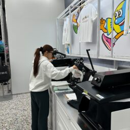 スタッフの方がワッペンをプレス