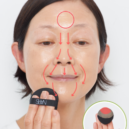 【4】ファンデを取り額にのせて口元に向かってなじませる