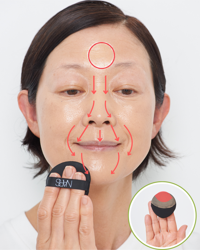 【4】ファンデを取り額にのせて口元に向かってなじませる