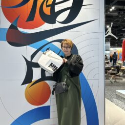 できあがったTシャツを受け取った松本節子さん